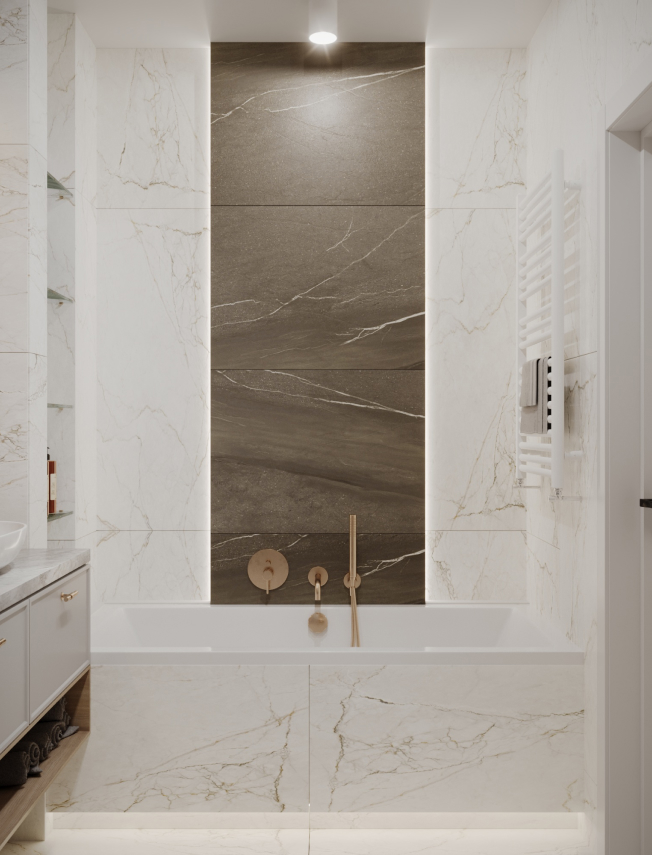 Elegancka wanna z złotymi dodatkami i brązowym kamieniem na ścianie